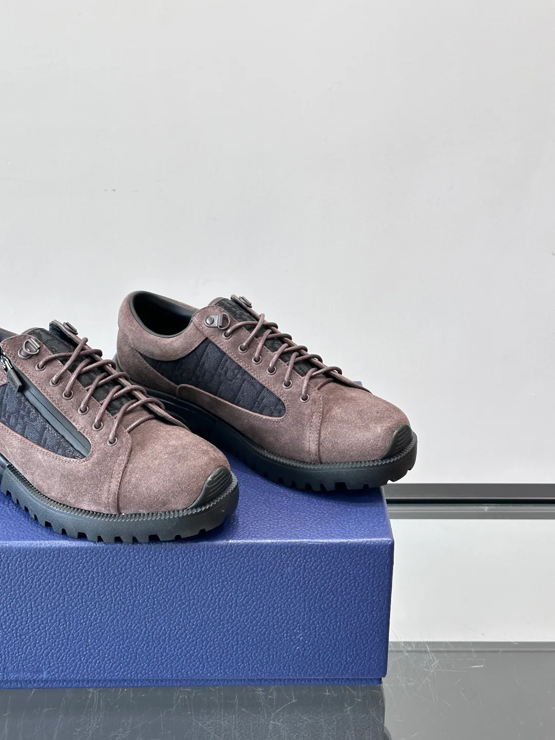 Men's shoes 💰p560 "Dio＊" Combat Derby Shoes Dior Combat Derby Shoes, black calfskin + Dior Oblique embroidery, highly recognizable. Shoelaces + technical zippers make it easy to put on and take off. The EVA hybrid soles are light and comfortable, with a sense of sportiness and fashion. They are great for daily wear or sports. They are the perfect combination of high fashion and functionality. size: 39-44 (38.45 customized)